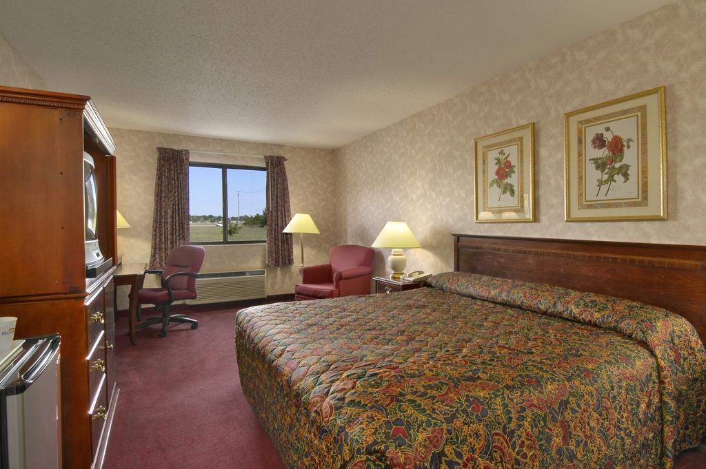 Baymont By Wyndham Muskegon Hotel Room photo